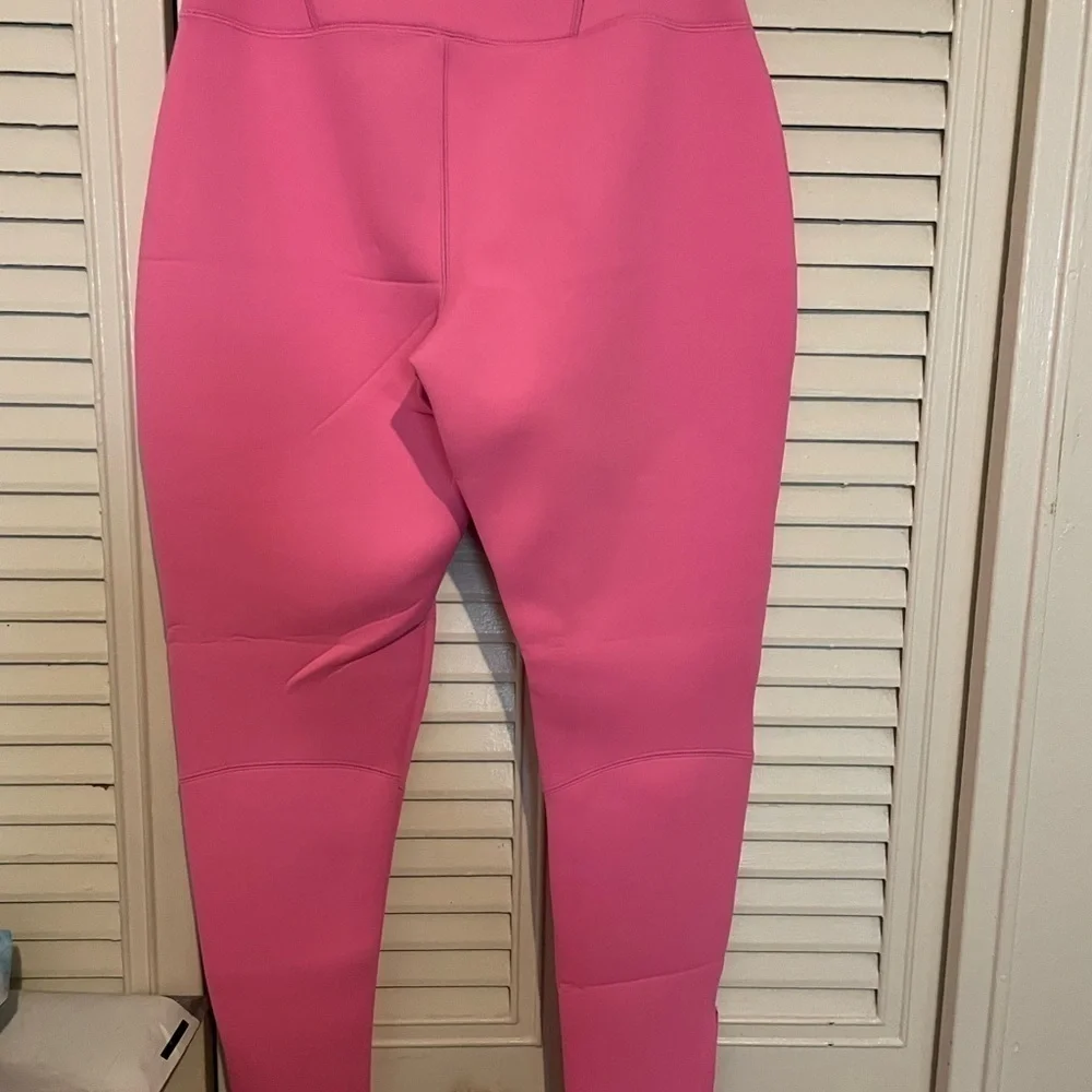 Skims sport scuba leggins.